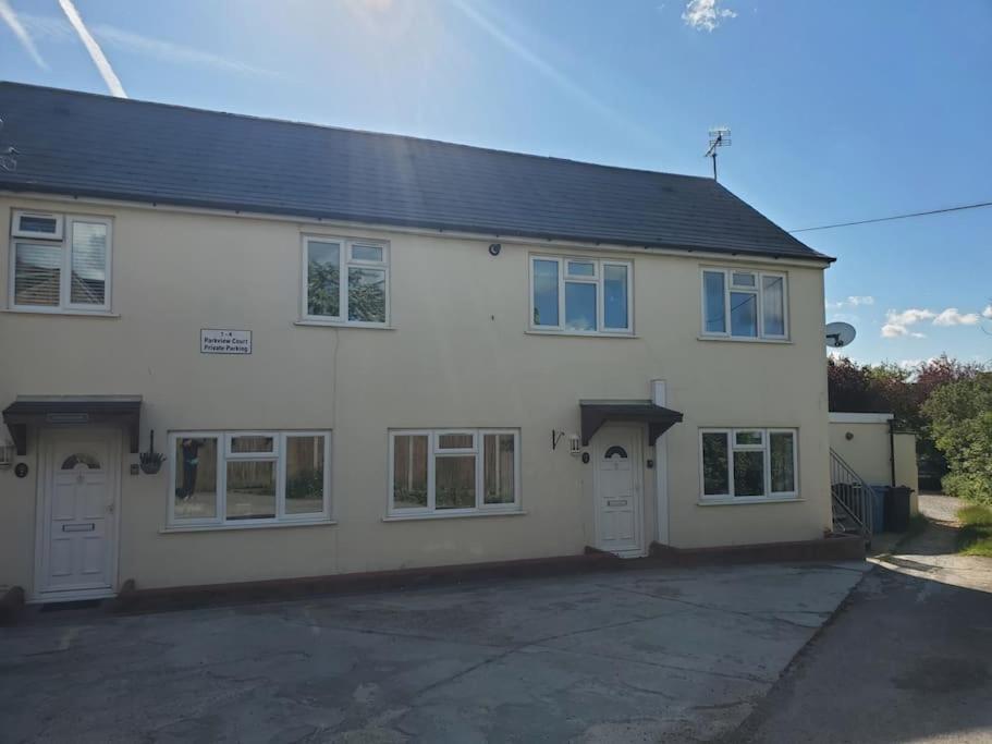 Central Windsor 2 Bedroom Flat With Free Parking Buitenkant foto