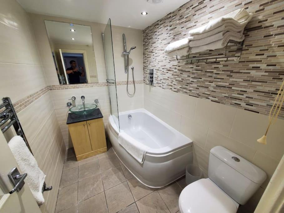 Central Windsor 2 Bedroom Flat With Free Parking Buitenkant foto